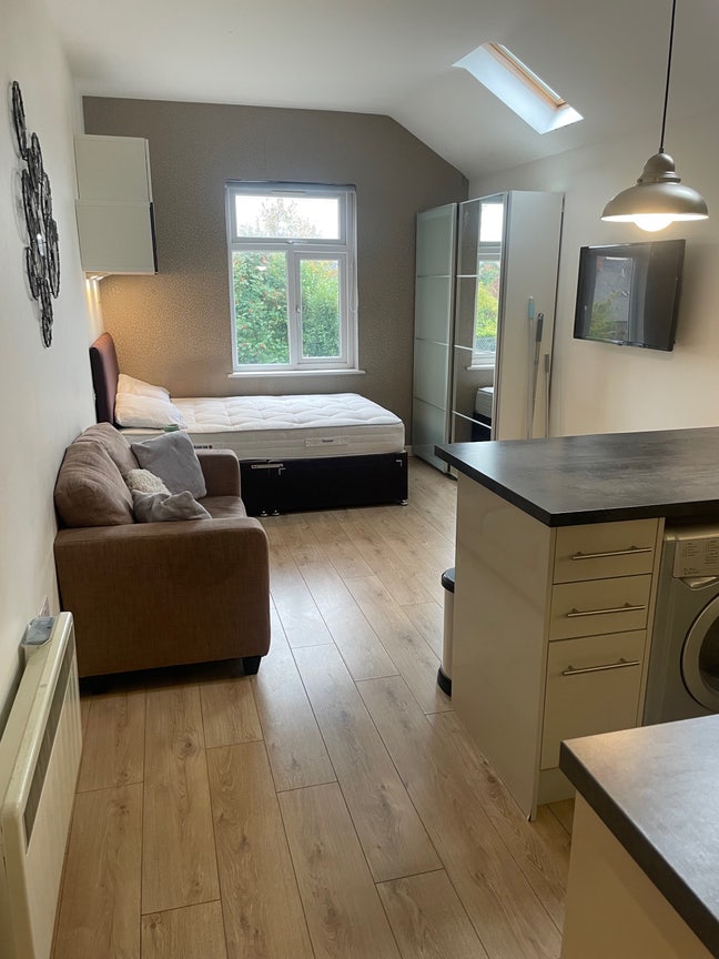Furnished studio apartment to let Main Photo