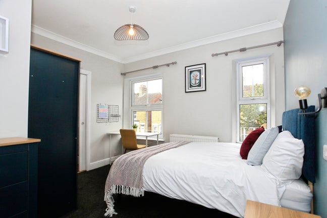Two Renovated Double rooms close to Station  Main Photo