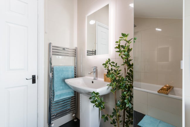 🏡 🛁 Quiet Deluxe Ensuite With It's Own Bath! 🌅 Main Photo