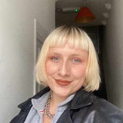 Female musician looking for a new home  Main Photo