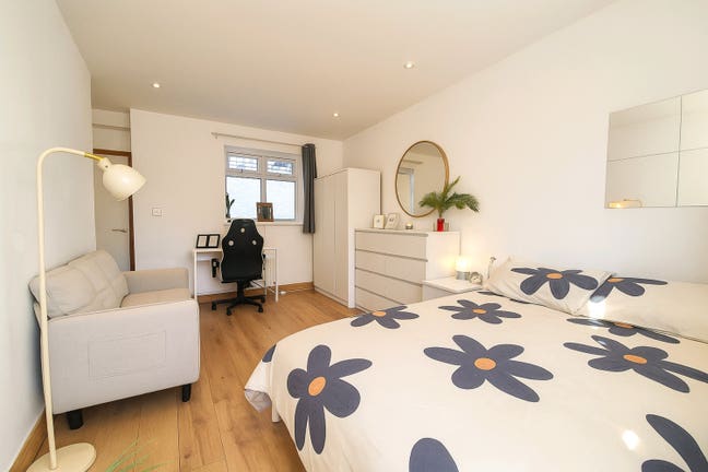 Spacious 6-Bed Duplex + Massive Terrace  Main Photo