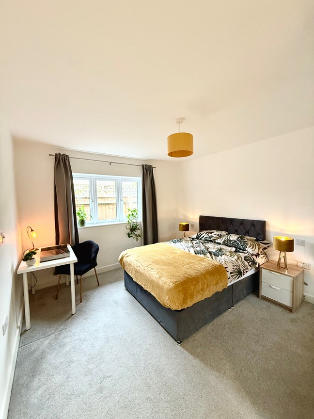 Double Bedroom with Private Bathroom - Northolt Main Photo