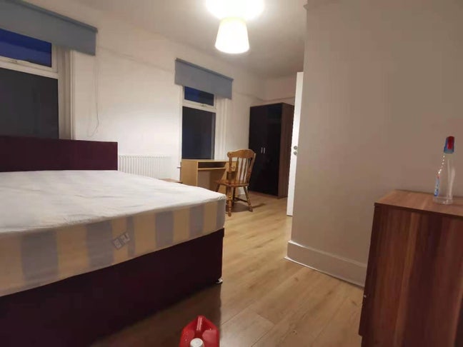 Stylish Ensuite Double Room – Quay & City Centre Main Photo