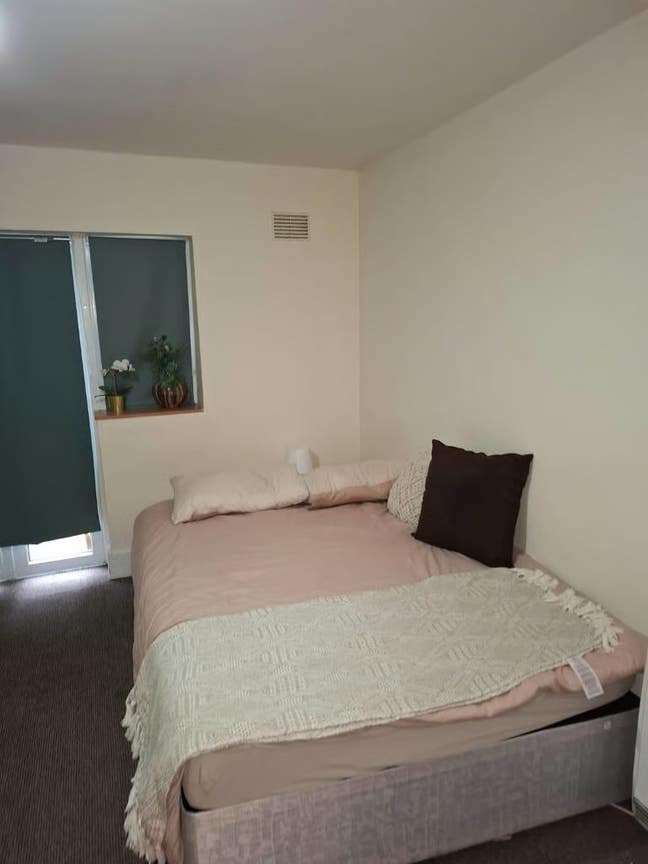 One-Bedroom Studio Flat Available in CR0 1JQ Main Photo