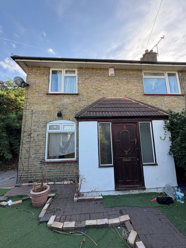 3 Bed Semi-Detached House, IG11 – Newly Renovated Main Photo