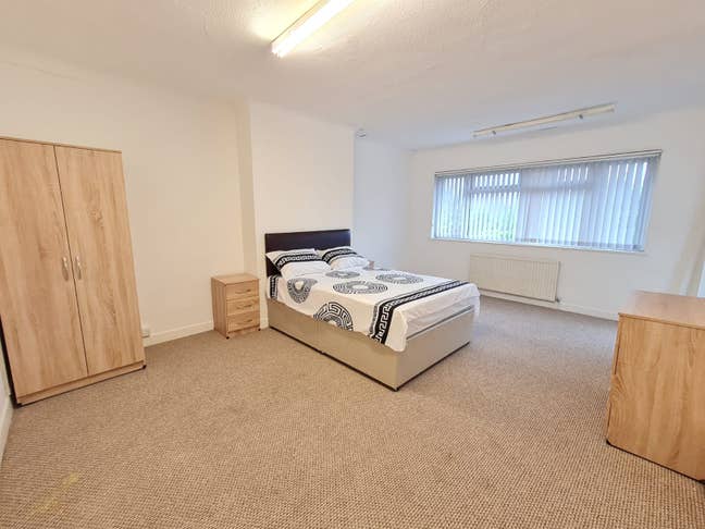 One room available in 6 bedroom house Main Photo