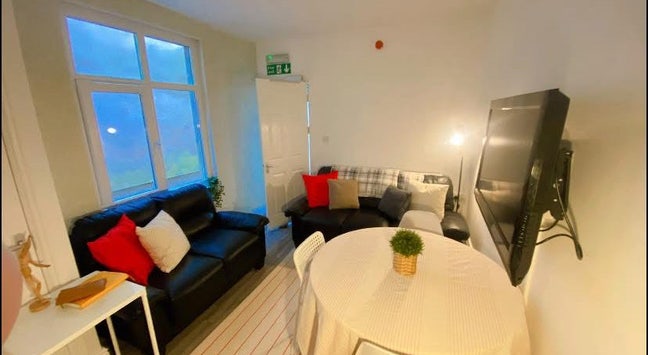 🏡 Spacious 8-Bedroom House on Bryn Y Mor Crescent Main Photo