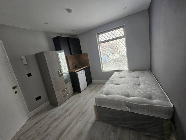 Spacious En-suite studio Universal Credit accepted Main Photo