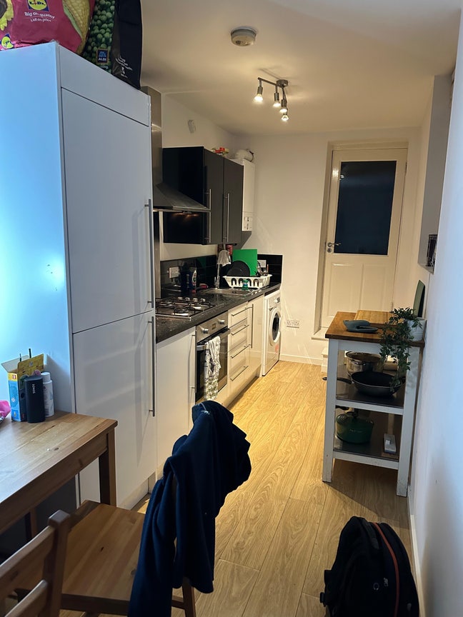 Short term Room to Let in Spacious Flat Main Photo