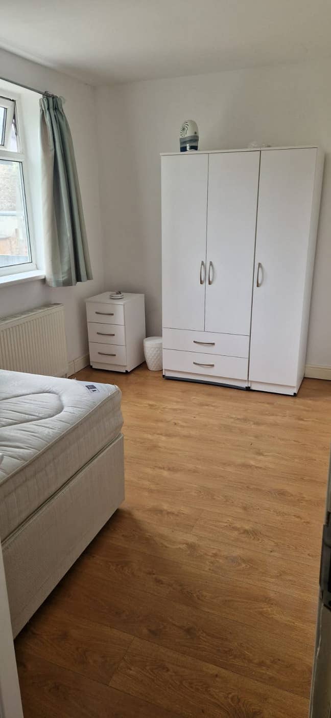 Spacious Single Room In Modern Quite Flat Main Photo