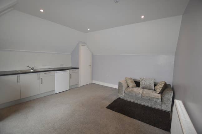 Double, Spacious bedroom with OWN kitchenette, sha Main Photo