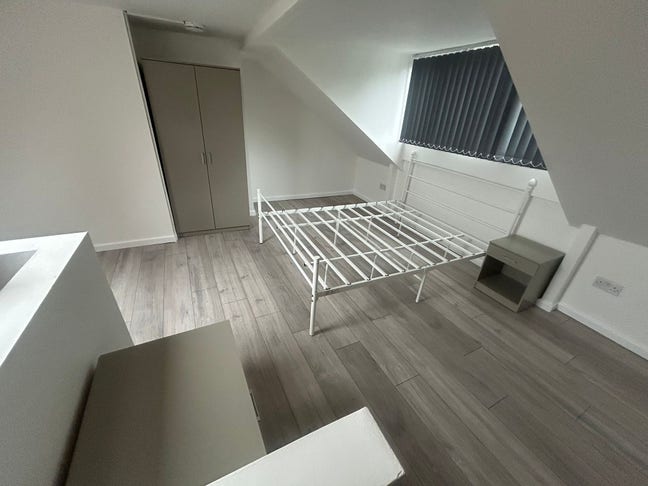 Refurbished Large Double Room, DY1 Main Photo
