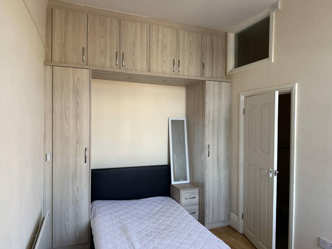 Studio Flat with Ensuite & Kitchenette - s norwood Main Photo