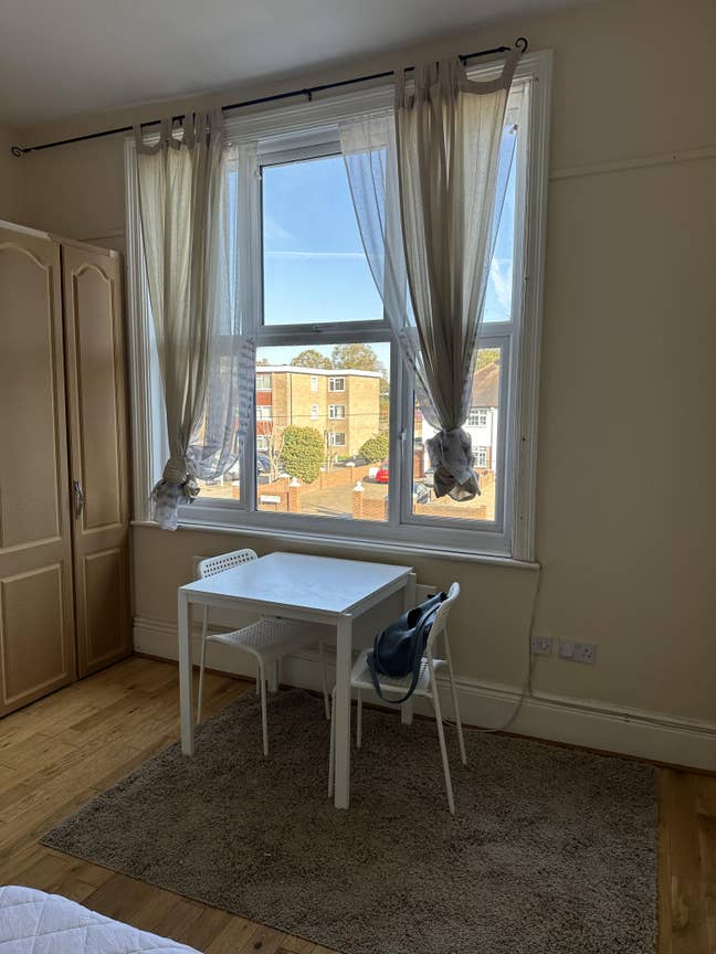 Studio Flat with Ensuite & Kitchenette - s norwood Main Photo