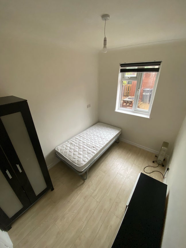 Large Single Room  Main Photo