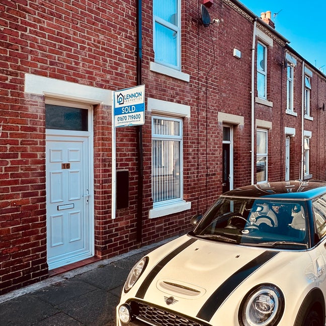 Large double room to rent in Furnished house  Main Photo
