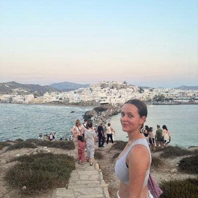 Hi! My name is Amelia, I am 24 and from Londo... Main Photo