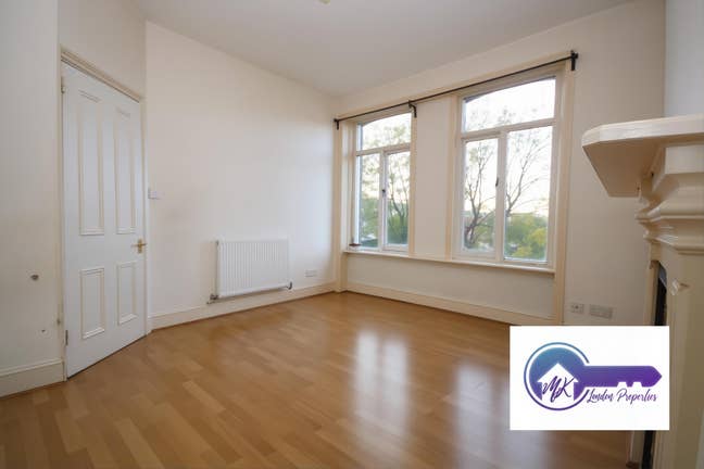Bright & Spacious Top-Floor Retreat near Hornsey Main Photo
