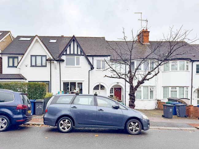 A stunning 4 bedroom terraced house in NW11 Main Photo