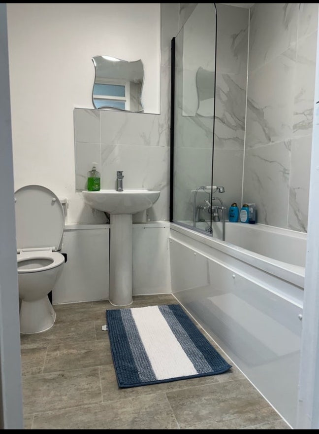 2 minutes to Wood Green Tube Station  Main Photo