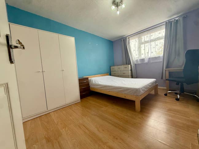 Bright Double Room in Friendly Household Main Photo