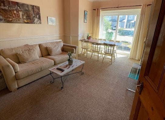 Prime Location Living, Large ensuite - Newquay  Main Photo