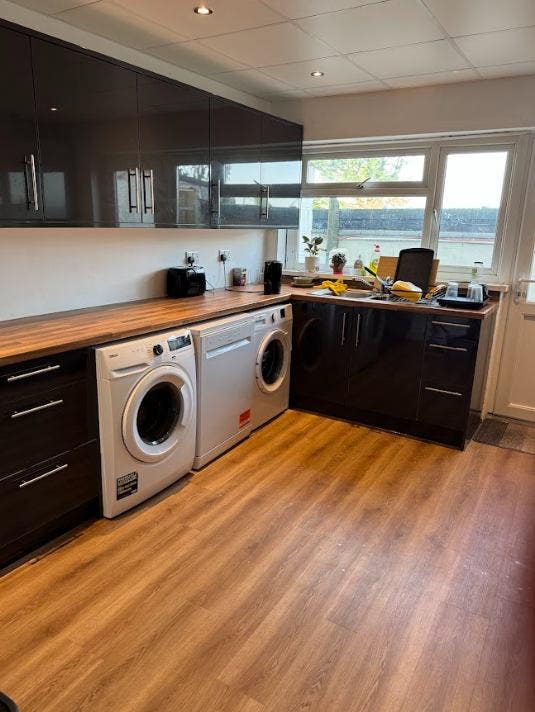 Prime Location Living, Large ensuite - Newquay  Main Photo