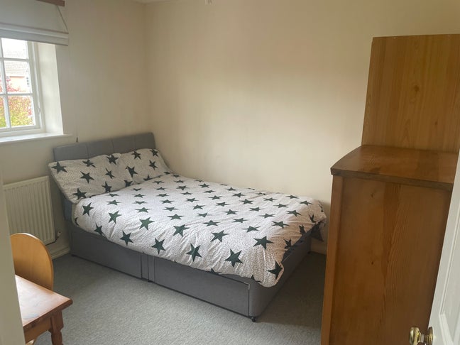 Room available now!!! (Room 2 in photos)  Main Photo