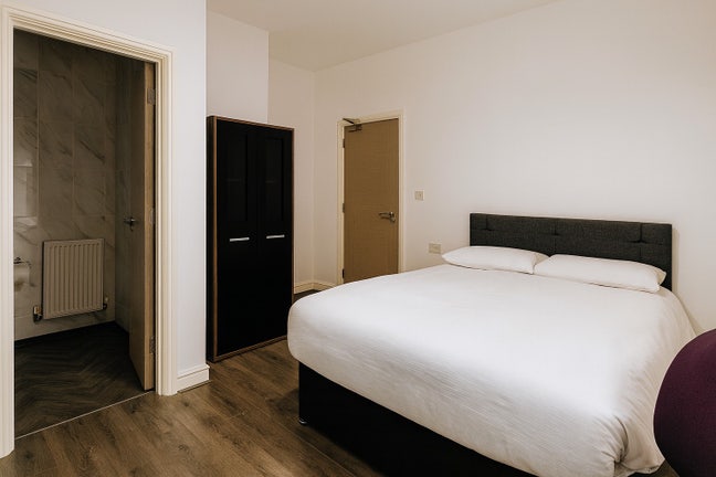 Clean Studio Apartment Close to Train Station Main Photo