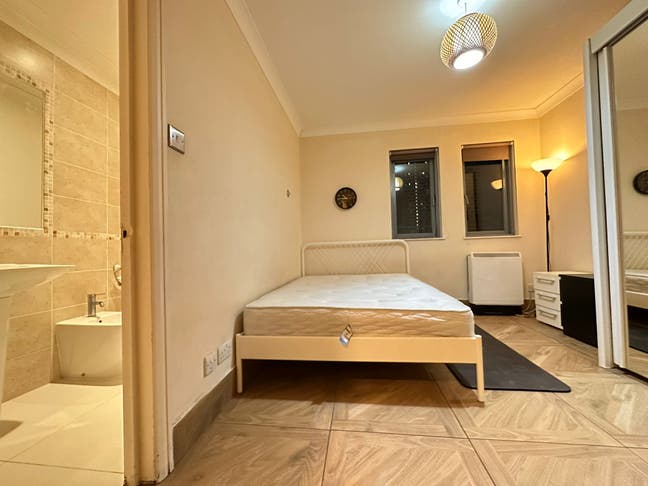 Two large rooms in central Croydon Main Photo
