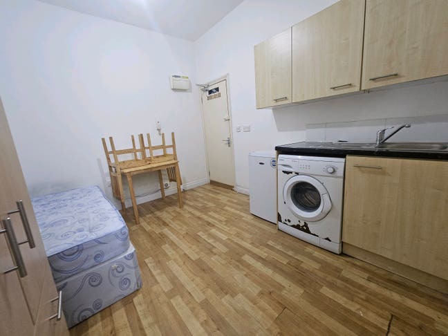 Spacious studio in N17 - Universal Credit accepted Main Photo