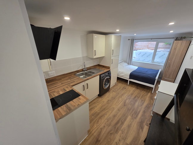 New - Double Room - Bills Included - En-Suite Main Photo
