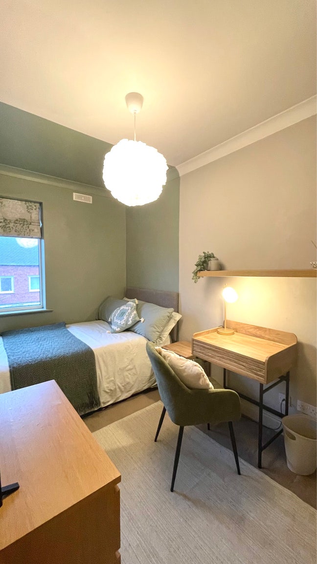 Lovely room in female only shared home  Main Photo