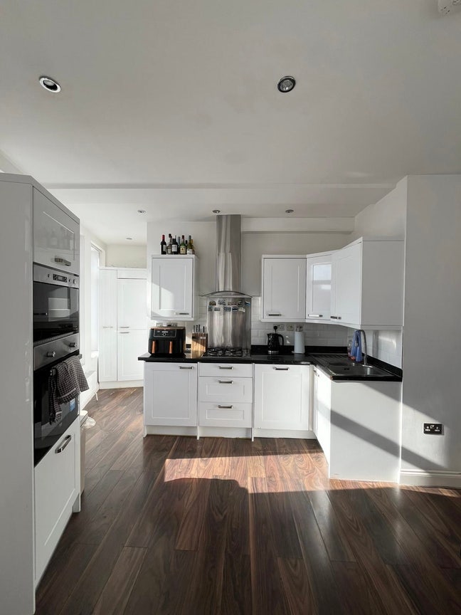 Spacious 2-Bedroom, 2-Bathroom Apartment in Balham Main Photo