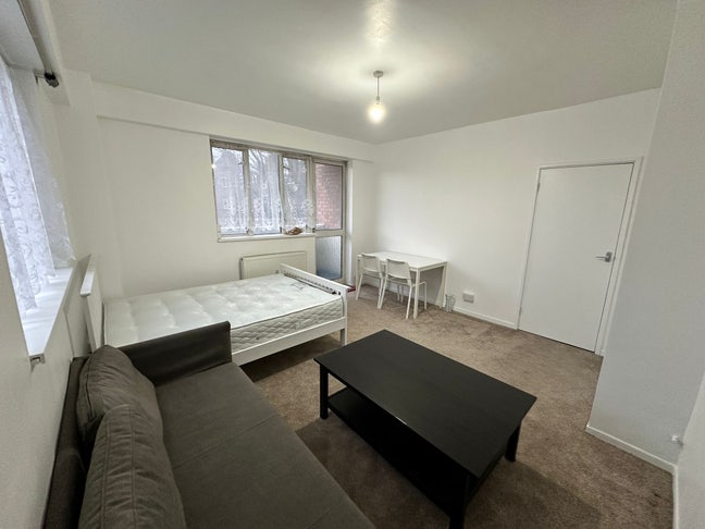 Double Room+balcony+all bill inc@ Whitechapel Main Photo