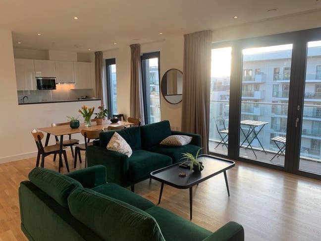 King sized room in beautiful top floor flat Main Photo