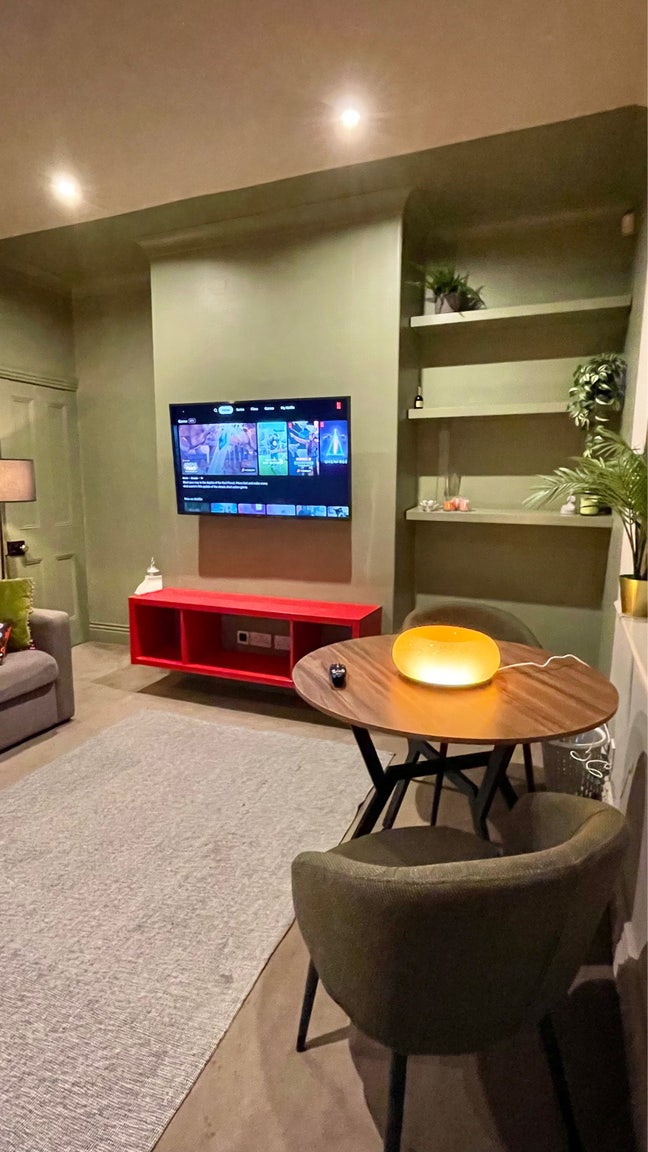 Lovely room in female only shared home  Main Photo
