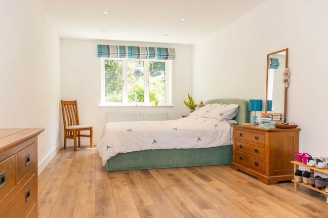 Spacious ensuite room available  Main Photo