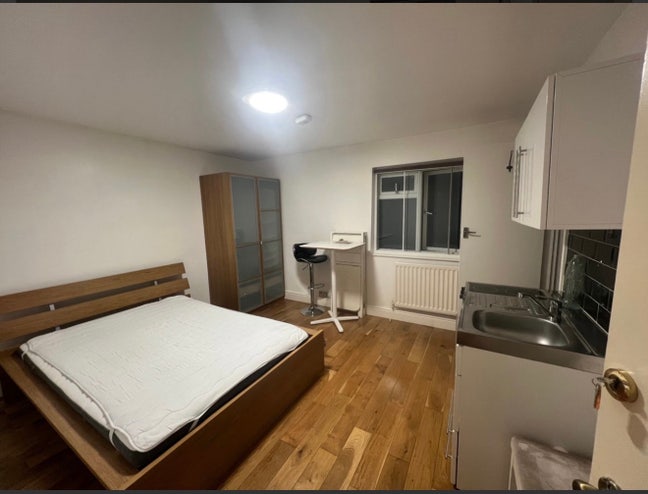 Spacious Double Room Available Zone 1-2 Main Photo