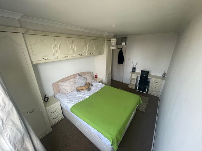 Russel Square - Double to Rent - Close to Station Main Photo