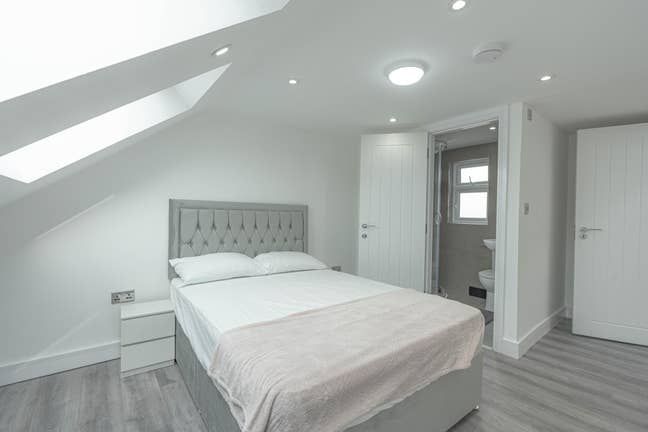Luxury, Quiet, Modern Loft Ensuite and Double Room Main Photo