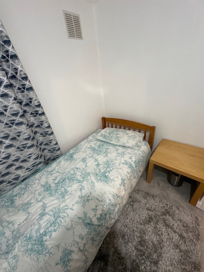 Single spare room for rent  Main Photo