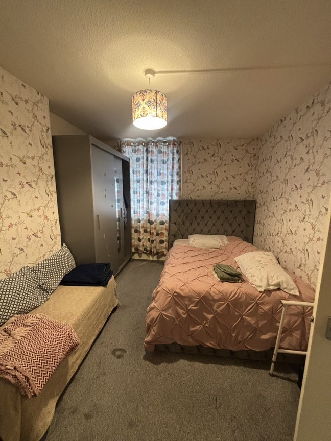 Russel Square - Double to Rent - Close to Station Main Photo