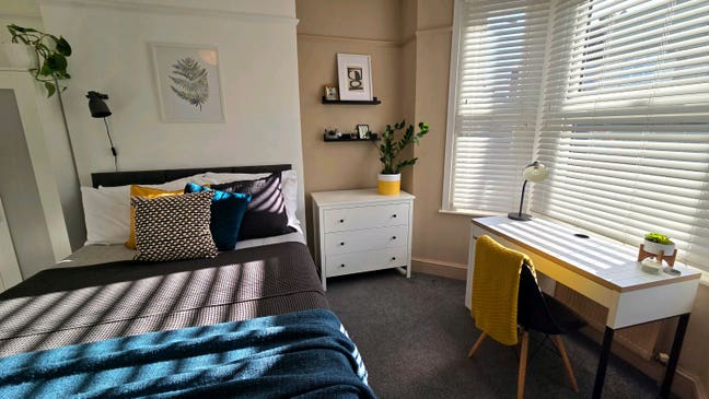 Bright & Spacious Double Room with Garden View Main Photo