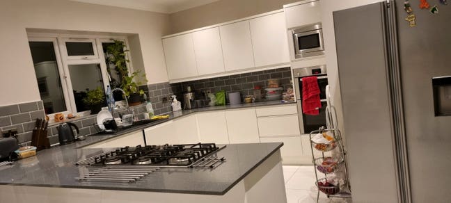 Spacious Ensuite room available in Tolworth  Main Photo