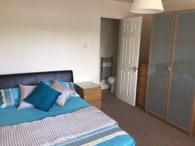 Double ensuite room in Fleet Main Photo