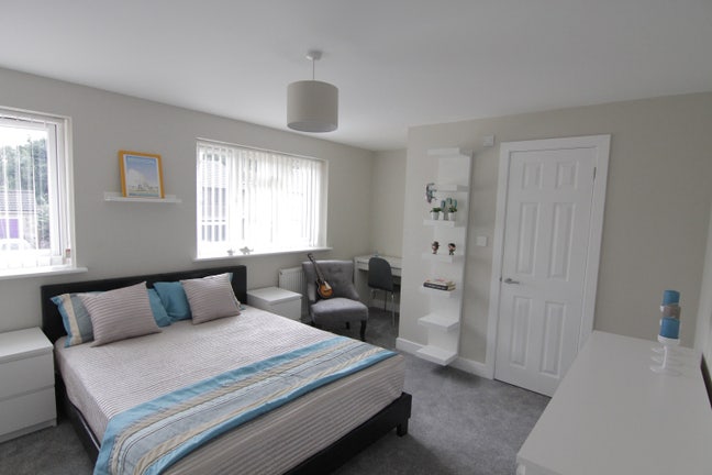  King size Ensuite Room in Beautiful New Home 5A Main Photo