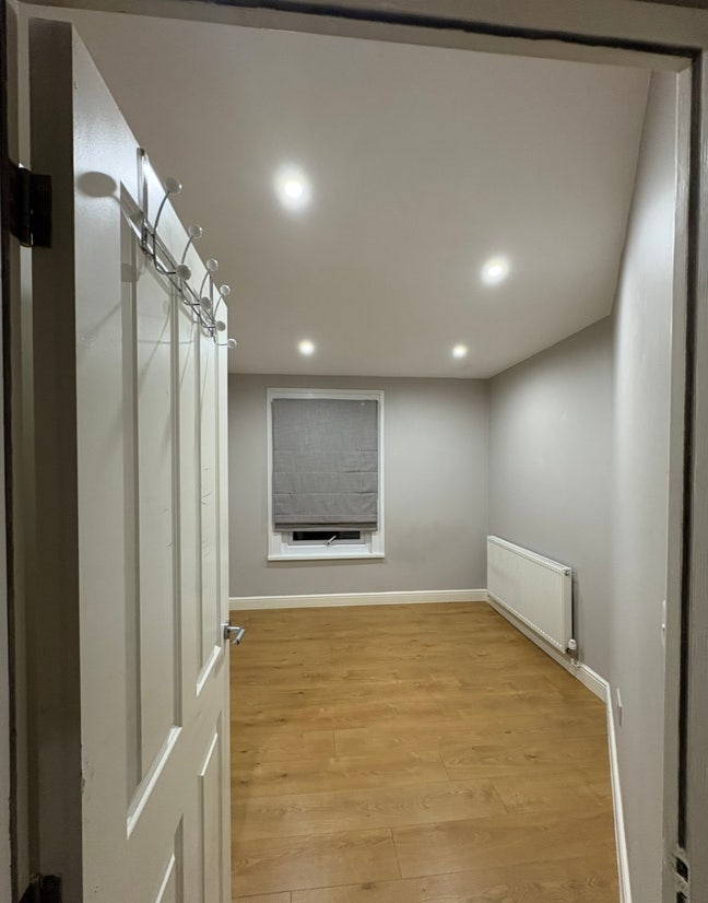 Room for rent in Uxbridge center  Main Photo