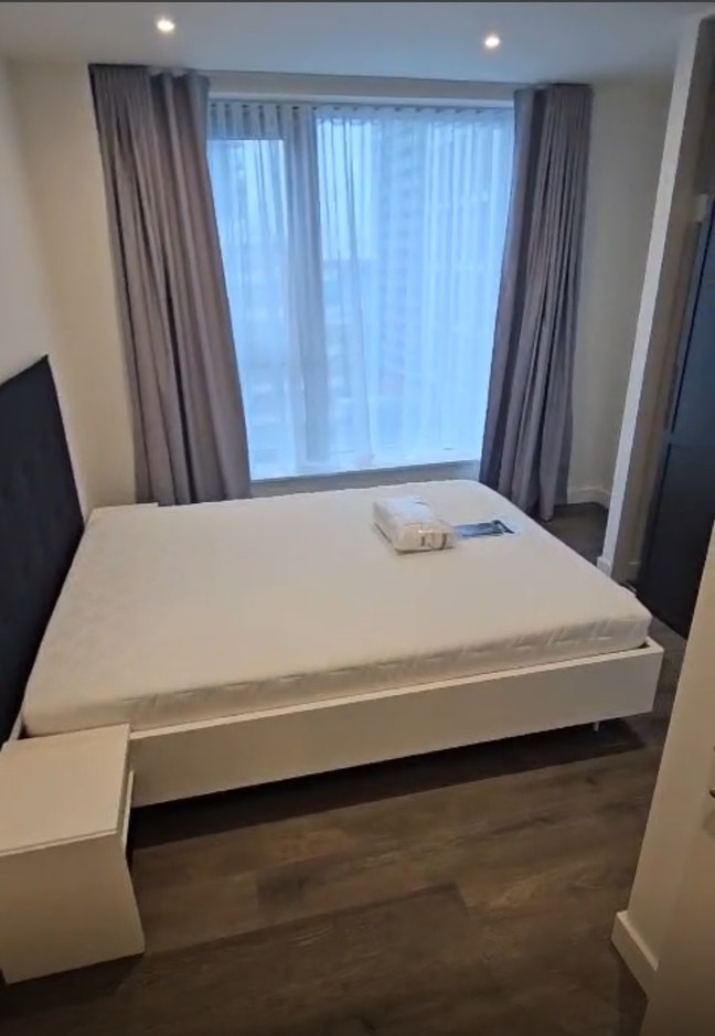 SpaciousDouble Room in Luxury 2Bed 2Bath Stratford Main Photo