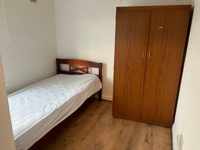 Large single room Main Photo